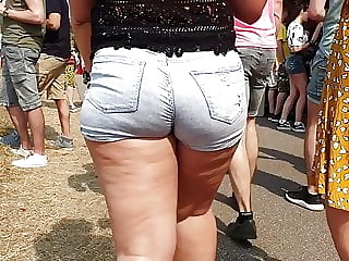 Pawg ass in shorts at concert